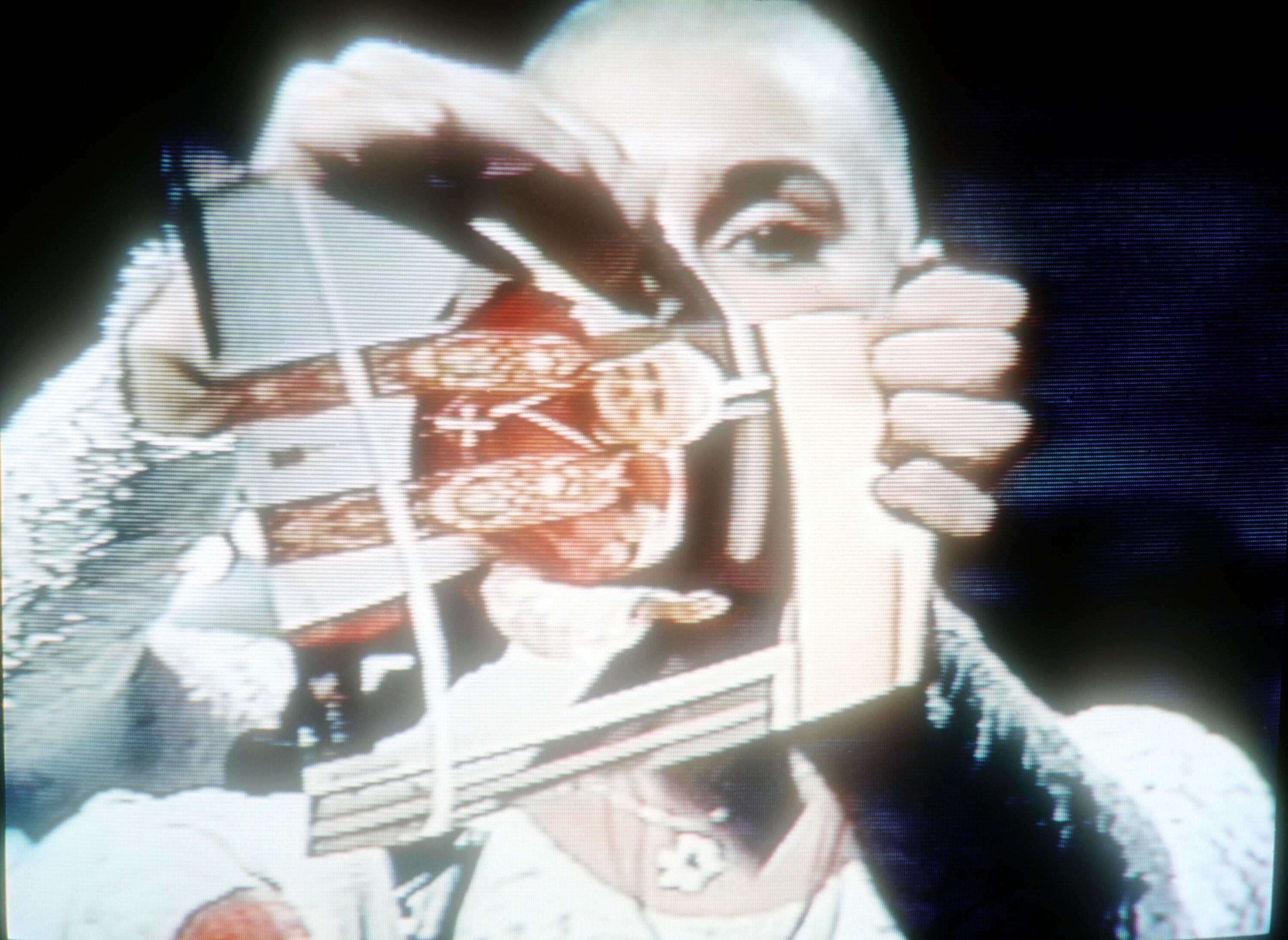 Sinéad O'Connor rasga a foto de João Pablo II em outubro de 1992 no programa de televisão 'Saturday Night Live'.