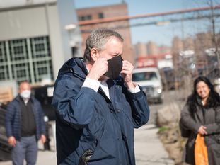 O prefeito de Nova York, Bill de Blasio, nesta segunda-feira no Estaleiro Naval do Brooklyn.