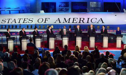 Pr&eacute;-candidatos republicanos no debate do dia 16. 