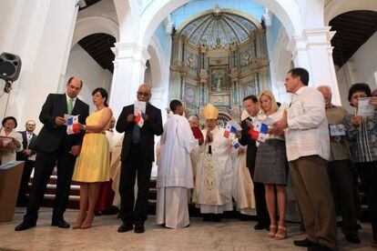 O arcebispo do Panamá com os candidatos à Presidência e suas mulheres.