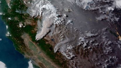 Imagem de satélite mostra a fumaça provocada pelos incêndios Dixie e Tamarack no norte da Califórnia.