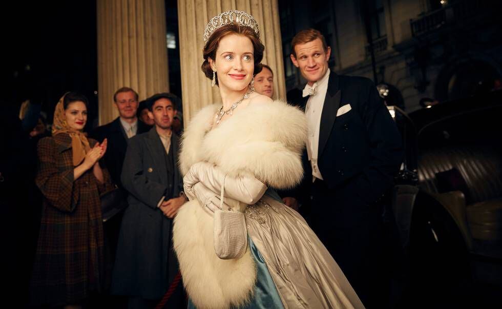 Claire Foy caracterizada como rainha Elizabeth II na primeira temporada de ‘The Crown’.