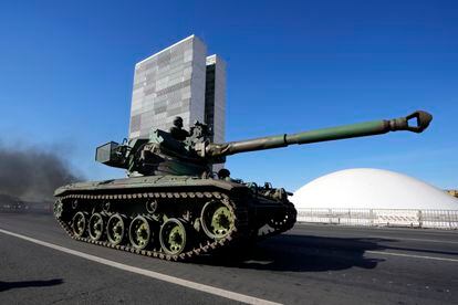 Un tanque de guerra pasa frente al Palacio de Planalto en Brasilia, Brasil