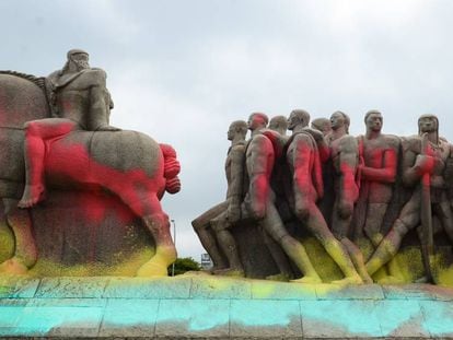 Monumento às Bandeiras, em São Paulo, pichado em 2016