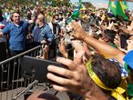 -FOTODELDÍA- AME3398. BRASILIA (BRASIL), 31/05/2020.- El presidente brasileño, Jair Bolsonaro, saluda este domingo a sus simpatizantes durante una manifestación en Brasilia (Brasil). Bolsonaro volvió a ignorar este domingo la gravedad del COVID-19, que deja ya casi 30.000 muertes en el país, y asistió a una manifestación en la que hasta se paseó montado a caballo ante miles de personas. El acto se desarrolló a las puertas del Palacio presidencial de Planalto, y como ha ocurrido en manifestaciones que el "bolsonarismo" celebró los últimos domingos, hubo protestas contra el Congreso y la Corte Suprema, que según los partidarios del líder de la ultraderecha "conspiran" contra el Gobierno. EFE/ Joédson Alves