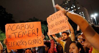 Em São Paulo, manifestantes pedem eleições diretas em protesto contra Michel Temer, na noite de quarta-feira, na avenida Paulista.