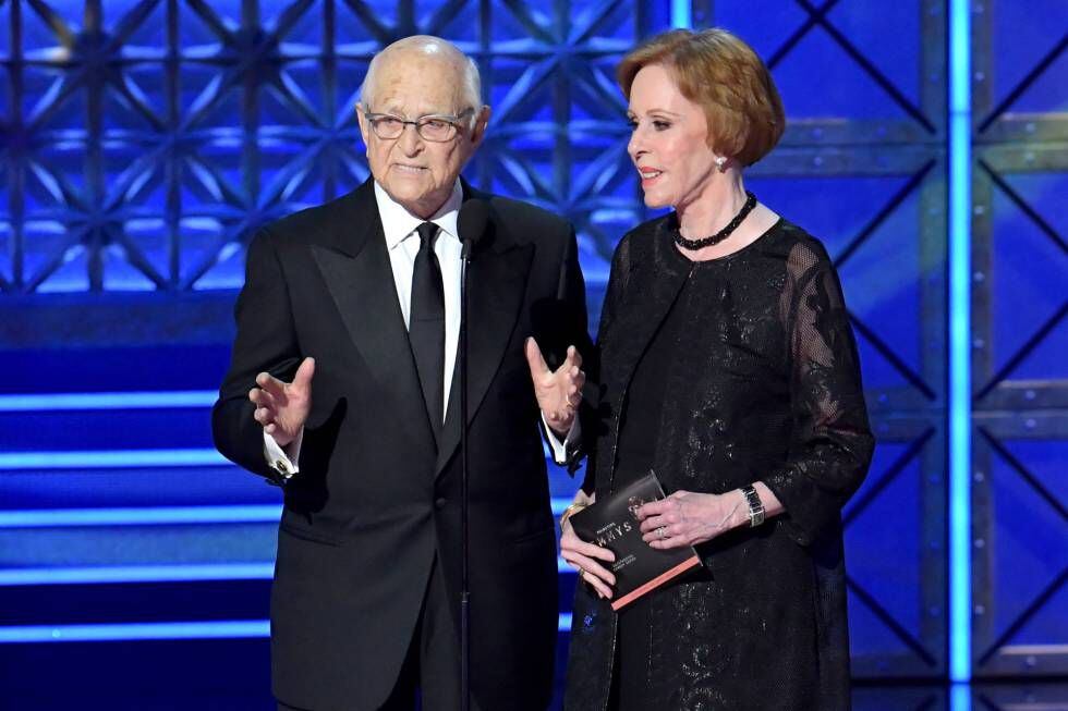 Norman Lear e Carol Burnett, durante a cerimônia do Emmy 2017.