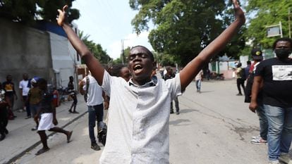Haitianos fazem greve para protestar contra os sequestros, num momento em que cresce a pressão pela libertação dos missionários.