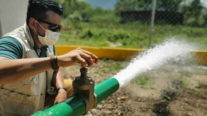 Trabalhador do Unicef ​​verifica sistema de purificação de água reabilitado pela organização em Táchira (Venezuela) em junho de 2020.