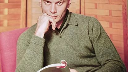 Retrato do ator Yul Brynner com um roteiro nas mãos, em 1960.
