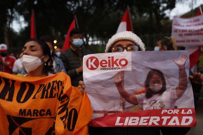 Seguidores da candidata presidencial Keiko Fujimori se reúnem na quarta-feira para protestar e denunciar uma suposta fraude eleitoral no segundo turno, no bairro Campo de Marte, em Lima (Peru). 