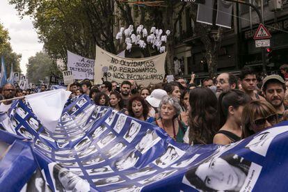 A grande faixa com os rostos dos desaparecidos voltou a percorrer as ruas.