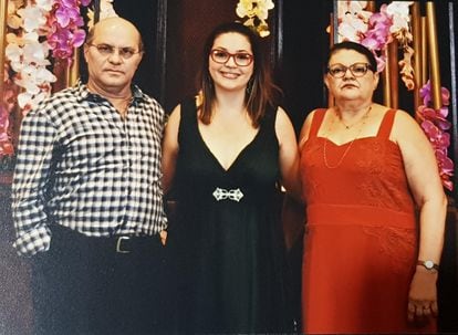 Gabriella Figueredo e os pais na formatura.