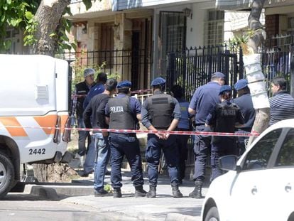 A polícia trabalha na casa onde aconteceu o triplo feminicídio em Mendoza, na Argentina.