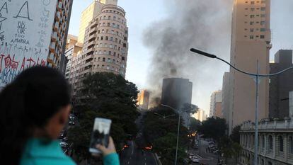 Manifestantes colocaram fogo em pneus em protesto contra medidas do Governo, no centro de São Paulo.