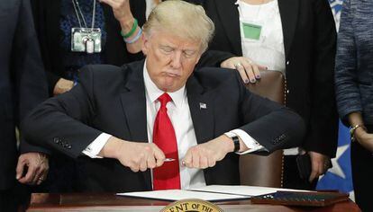 Trump, depois de assinar o decreto que autoriza a construção do muro.