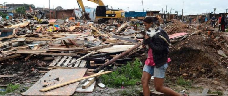 Terreno desocupado no leste de São Paulo.