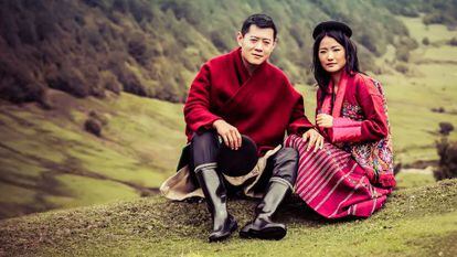 O rei do Butão, Jigme Khesar Namgyel Wangchuck, e a esposa, Jetsun Pema Wangchuk, em uma imagem oficial do calendário real.