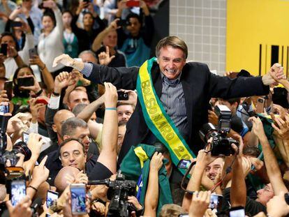 Jair Bolsonaro, levado nas costas por simpatizantes em Curitiba, o 28 de março passado.