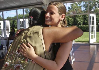 Sarah Cummins abraça a uma de suas convidadas, Janice Williamson-Cox, a sua chegada ao centro de recepções Ritz Charles.