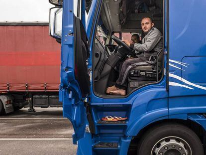 Mikhail, caminhoneiro romeno, descansa perto da fronteira entre Fran&ccedil;a e Alemanha