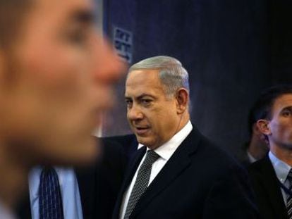 Netanyahu chega à reunião do Governo de Israel.