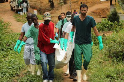 Pessoal da MSF e familiares enterram um falecido por ebola na Libéria.