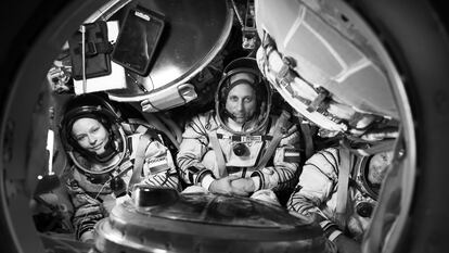 A atriz Yulia Peresild, o astronauta Anton Shkaplerov e o cineasta Klim Shipenko, a equipe que rodará o filme russo ‘O desafio’, o primeiro a ter cenas gravadas no espaço.