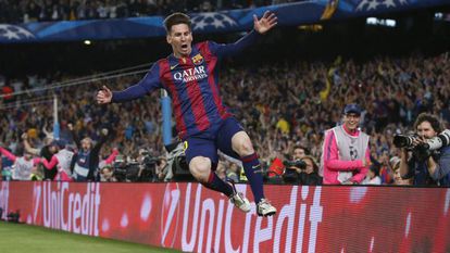 Messi pula para celebrar um de seus dois gols.