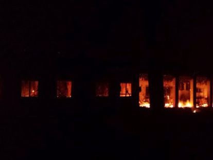 Incêndio no centro de Kunduz depois do bombardeio.