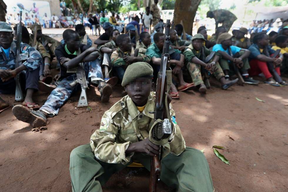 Matthew (nome fictício) e outras ex-crianças soldado durante a cerimônia de desmobilização da qual participaram em Yambio. O ato, organizado pelo Governo, simboliza seu retorno à escola depois de terem sido sequestradas pela milícia.