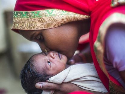 Uma mãe e seu bebê recém-nascido em Shrawasti, no estado indiano de Uttar Pradesh.