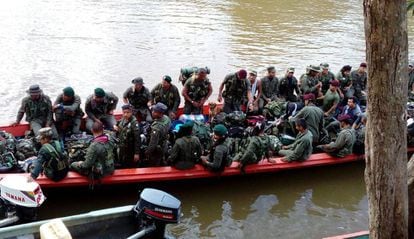 Fotografia cedida pelo Bloco Sul das FARC, do domingo 29 de janeiro, de seus integrantes viajando pelo rio Mecaya em Putumayo.