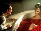 Kevin Spacey y Mena Suvari, en una escena de 'American Beauty' (1999), de Sam Mendes.