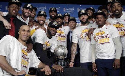 Os Cavaliers posam como campeões da Conferência Leste