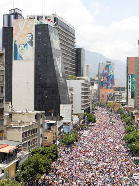Manifestantes tomam as ruas de Caracas, capital da Venezuela, durante um protesto convocado pela oposição.