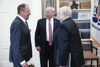 O ministro russo do Exterior, Serguei Lavrov; o presidente Donald Trump, e o embaixador russo, Serguei Sislyak, na Casa Branca.