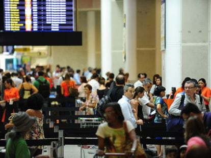 Aeroporto no Rio, durante o Carnaval. D&oacute;lar &eacute; fator na hora de viajar ao exterior.