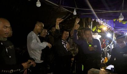 Integrantes da equipe de socorro comemoram nesta segunda-feira o resgate com vida dos 13 desaparecidos em uma caverna na Tailândia.