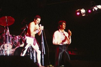 Freddie Mercury com Tony Hadley, do Spandau Ballet, durante um show em 1985 em Auckland (Nova Zelândia). O espetáculo quase acabou em desastre devido à bebedeira do líder do Queen, que precisou da ajuda de vários assistentes para subir ao palco. GETTY