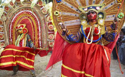 Dançarinos theyyam em Varkala, no estado indiano de Kerala.