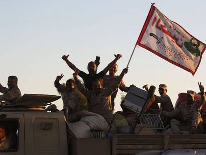 Soldados iraquianos festejam sobre seu veículo ao entrarem em Kirkuk nesta terça-feira