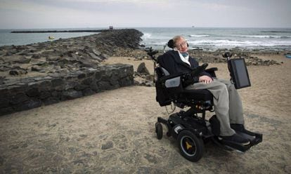 Stephen Hawking em uma praia de Tenerife em 2015
