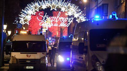 Veículos da polícia próximo ao mercado de Natal de Estrasburgo.