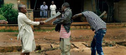 Dois milicianos muçulmanos armados atacam um cristão em Bangui.
