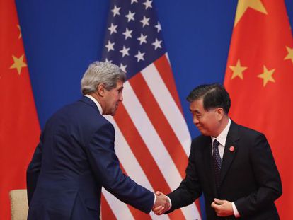 John Kerry e o vice-primeiro-ministro chinês Wang Yang, em Pequim.
