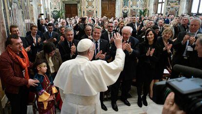 Papa Francisco saúda um grupo de parlamentares em Marselha