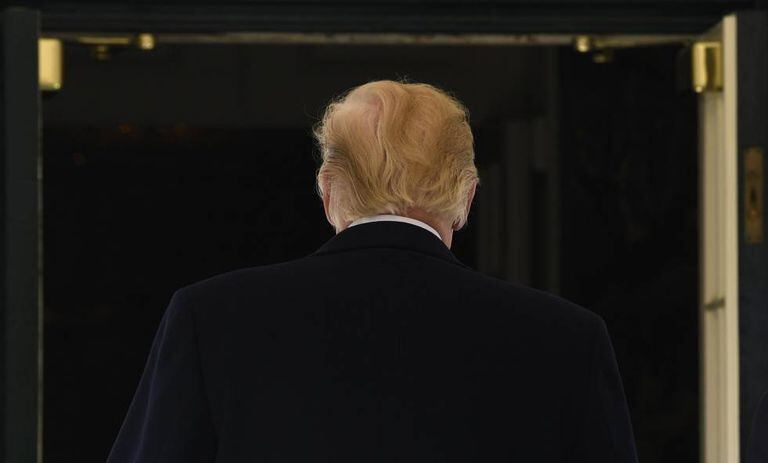 Donald Trump caminha na Casa Branca.