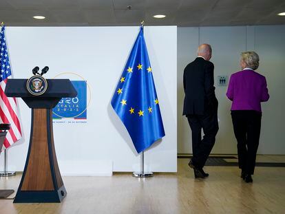 O presidente dos EUA, Joe Biden, e a presidenta da Comissão Europeia, Ursula von der Leyen, neste domingo em Roma, ao final da entrevista coletiva conjunta.
