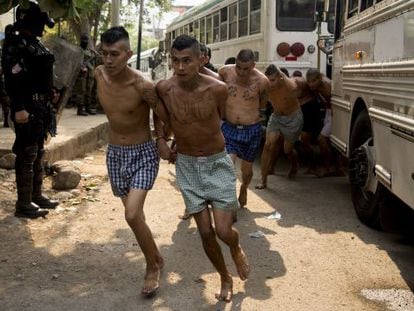 Membros de gangue presos em El Salvador.